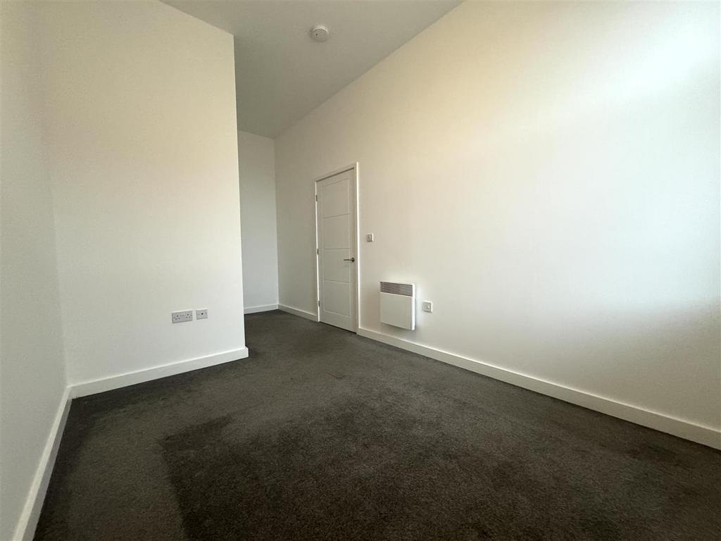 Bedroom 1 Pic 7.jpeg