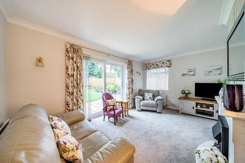 2 bedroom detached bungalow for sale, Birch Way, Warlingham CR6