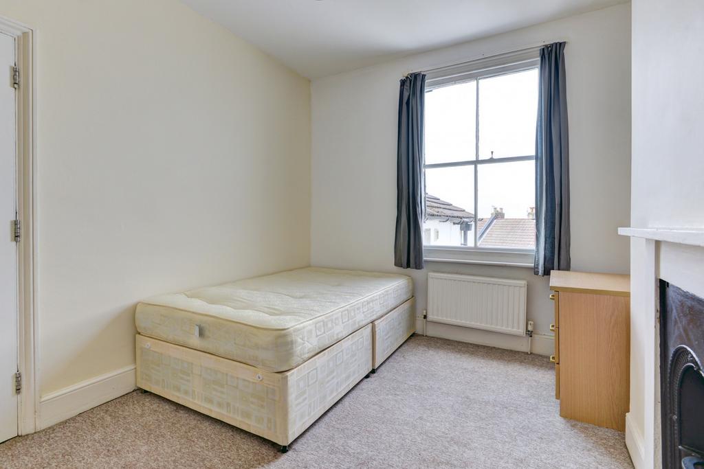 A bright and tidy single bedroom featuring a la...