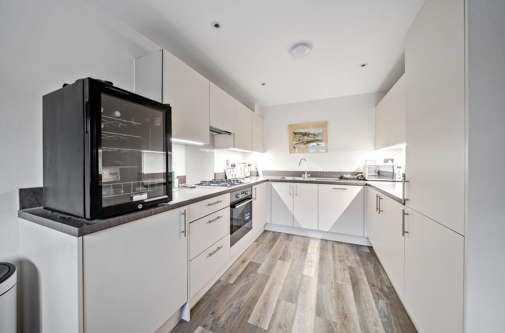 1372524 25 690207...