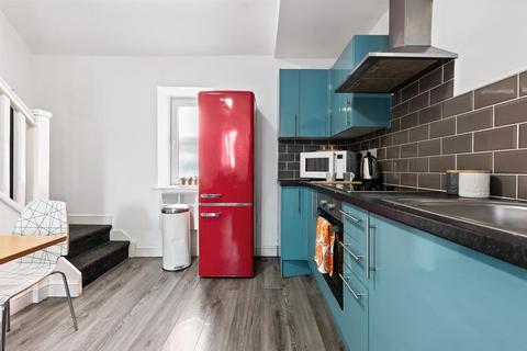 3 bedroom flat to rent, 52a North Lane, Headingley