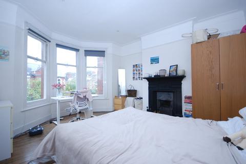 3 bedroom flat to rent, Fieldhouse Road, London SW12