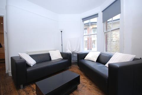 3 bedroom flat to rent, Fieldhouse Road, London SW12