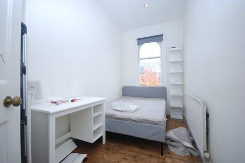 3 bedroom flat to rent, Fieldhouse Road, London SW12