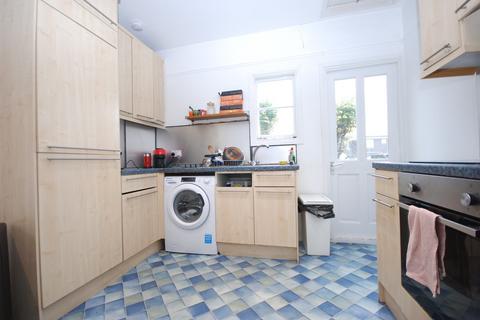 3 bedroom flat to rent, Fieldhouse Road, London SW12