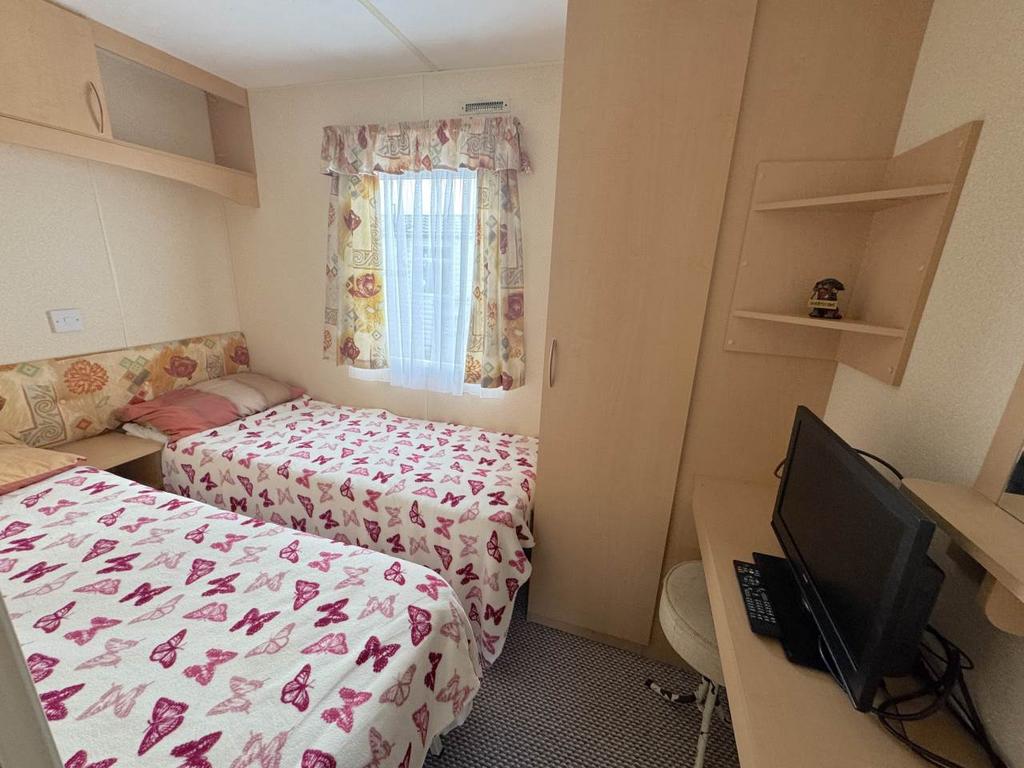 Twin bedroom