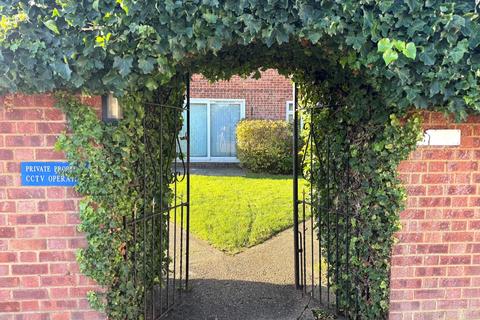 1 bedroom flat for sale, Roydon Court Hythe Park Road, Egham, Surrey, TW20