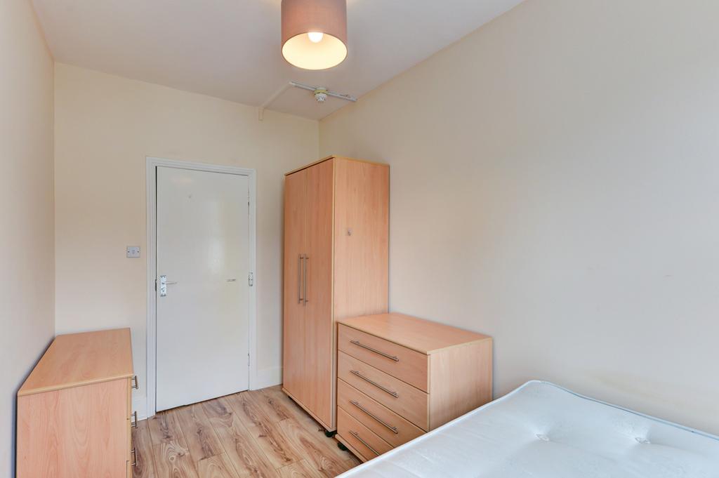 This inviting double bedroom features bright na...
