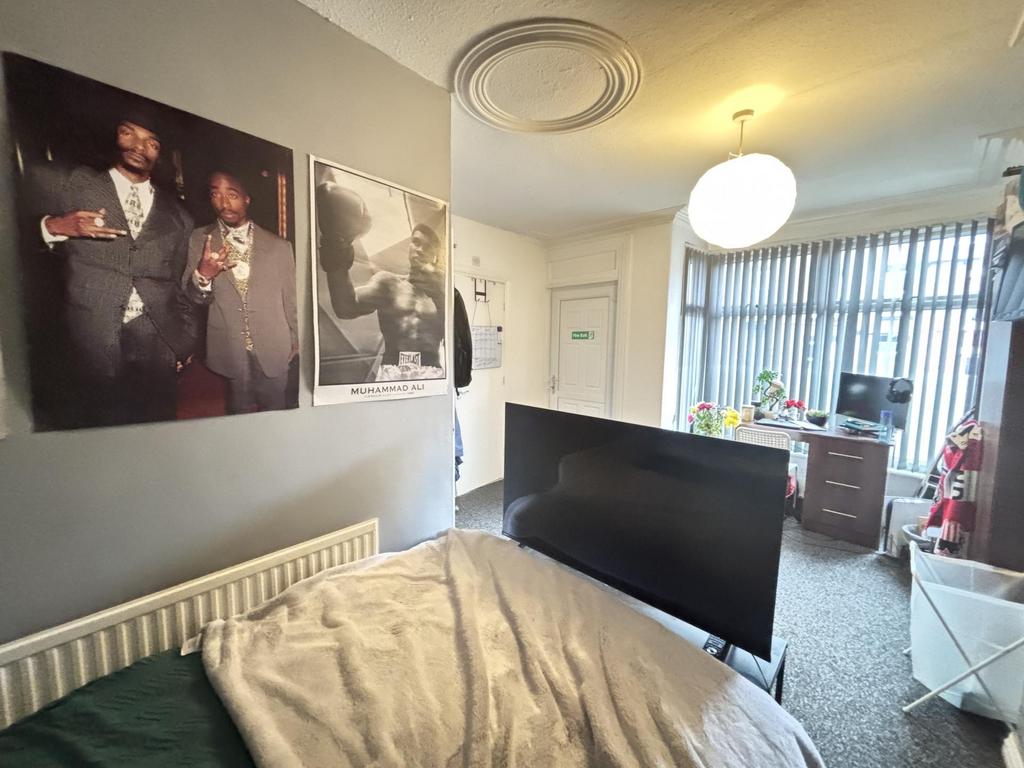 Bright, well-decorated double bedroom with a co...