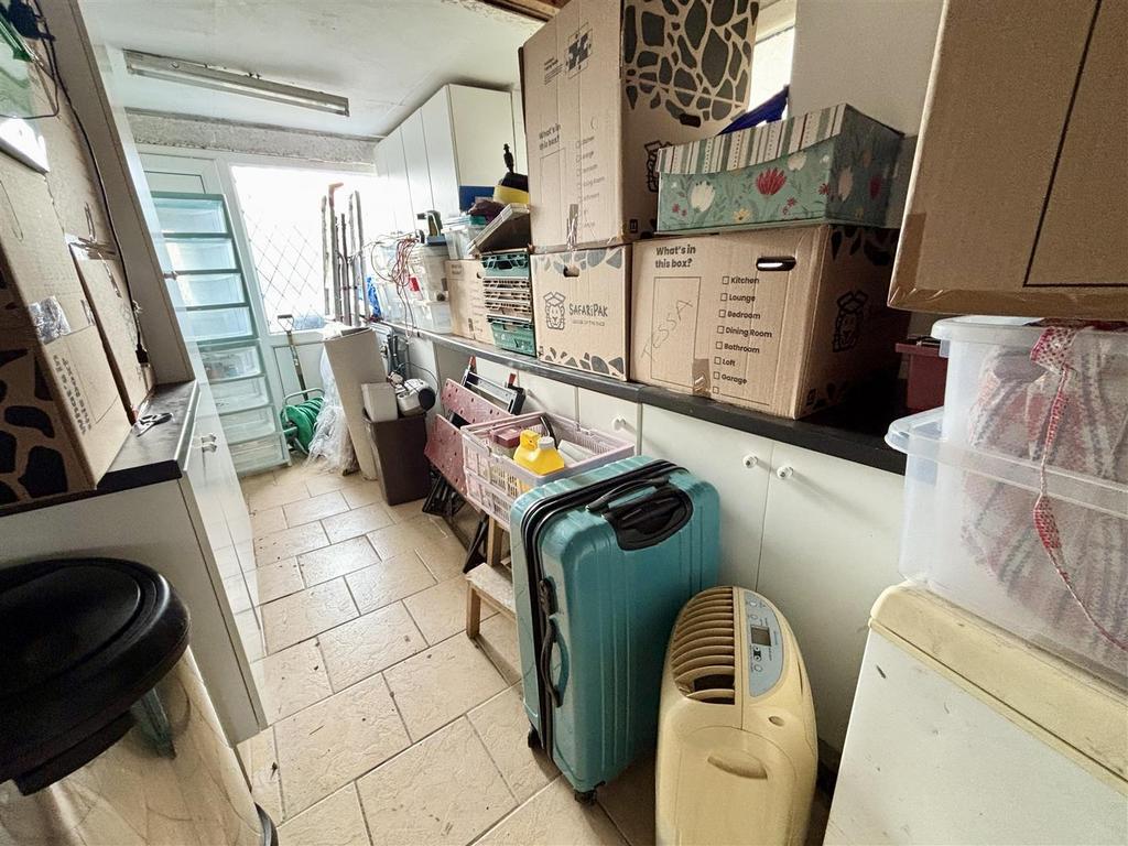 Side Hall / Utility