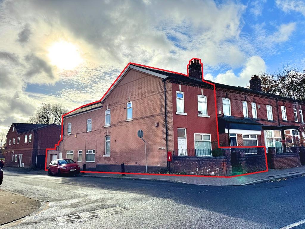 canute-street-bolton-5-bed-end-of-terrace-house-128-000
