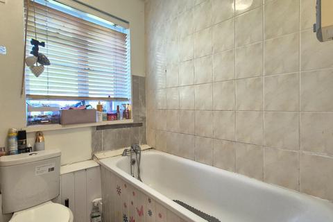 2 bedroom flat for sale, Gunnersbury Court, Bollo Lane, W3