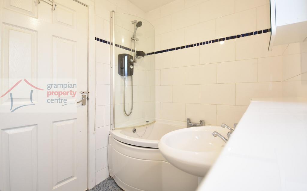 Bathroom 2nd .JPG