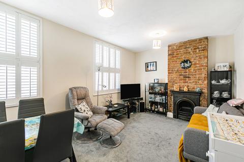 undefined, London Road, Twickenham, TW1