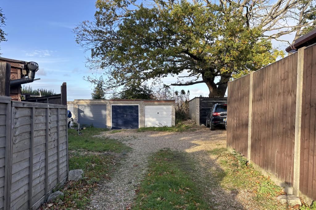Driveway/Garage