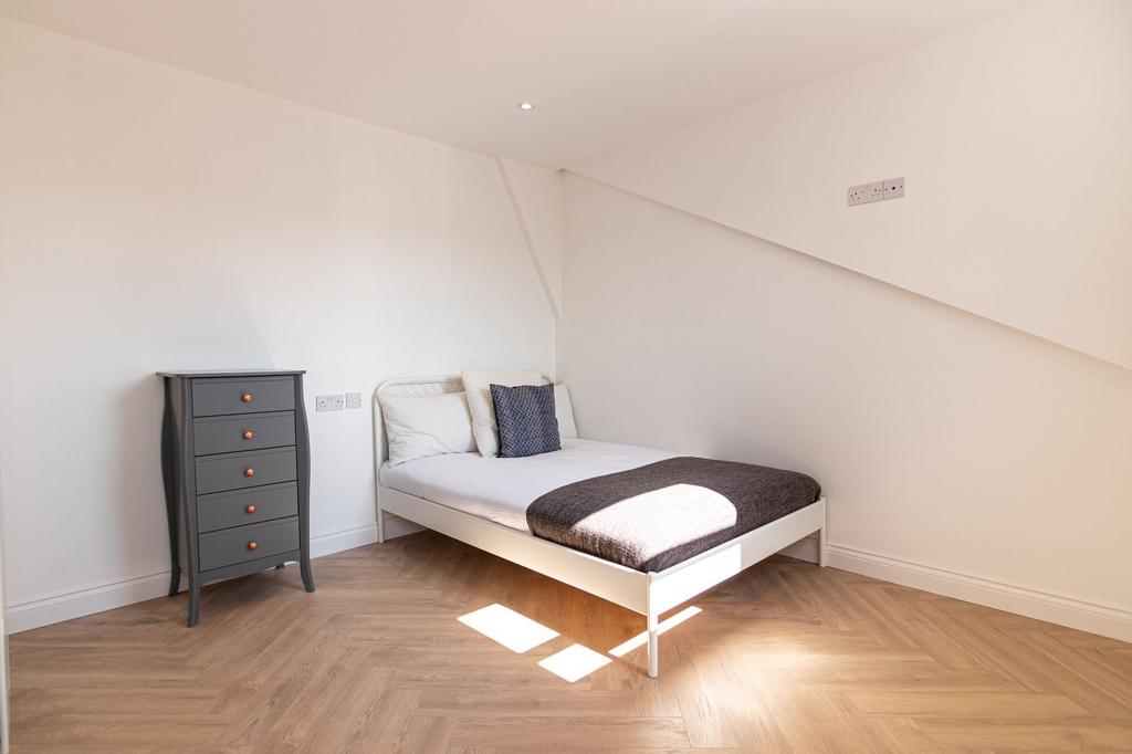 Bright and inviting double bedroom with a cozy ...