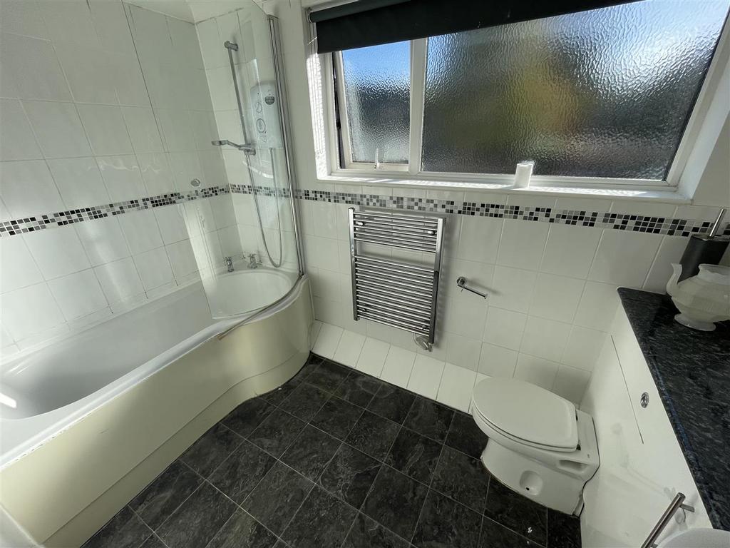 BATHROOM  SUITE &amp; SHOWER