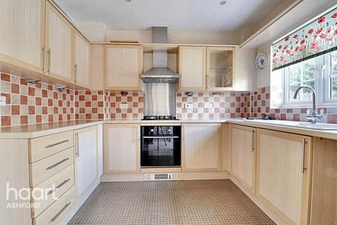 3 bedroom end of terrace house to rent, Galloway Drive, Ashford