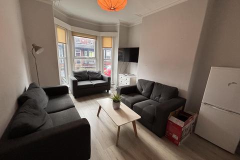 4 bedroom house to rent, Hessle View, Leeds LS6