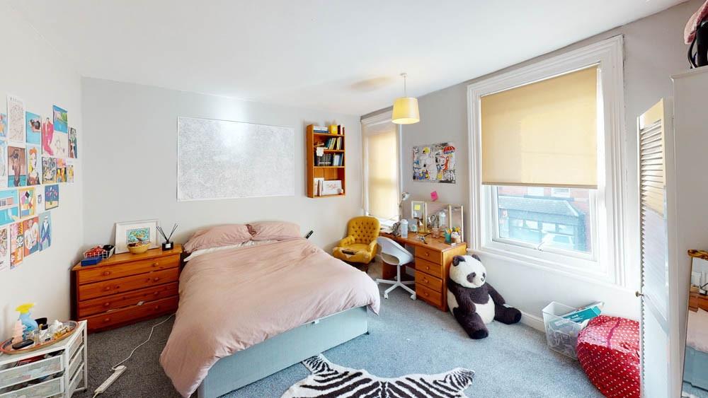 Bright and welcoming double bedroom with ample ...