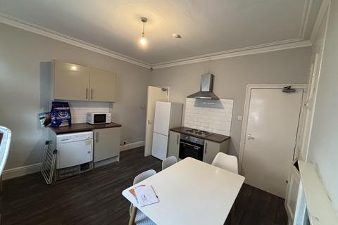 4 bedroom house to rent, Hessle View, Leeds LS6