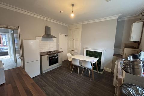 4 bedroom house to rent, Hessle View, Leeds LS6