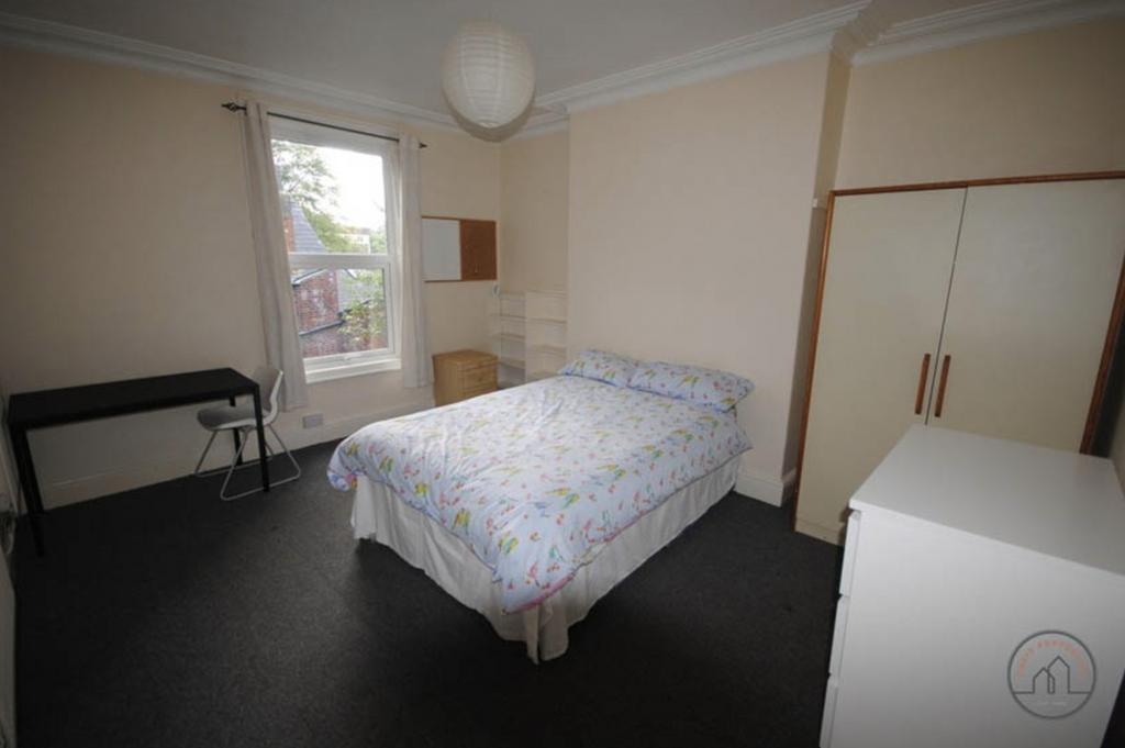 A well-maintained single bedroom featuring a co...