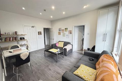 3 bedroom flat to rent, Victoria Road, Leeds LS6