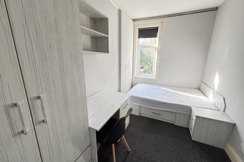 7 bedroom house to rent, St Michaels Crescent, Leeds LS6