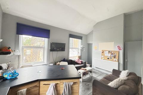4 bedroom flat to rent, Ashwood Villas, Leeds LS6