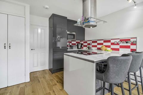 3 bedroom house to rent, Ramilles Close, London SW2