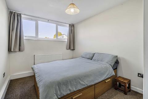 3 bedroom house to rent, Ramilles Close, London SW2