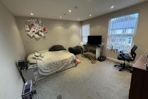 5 bedroom terraced house to rent, Newport Mount, Burley, Leeds, LS6
