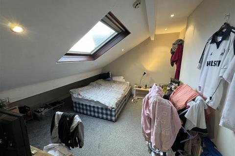 5 bedroom terraced house to rent, Newport Mount, Burley, Leeds, LS6