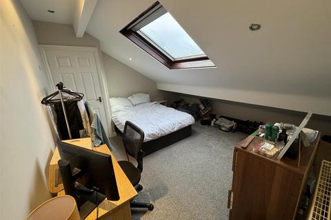 5 bedroom terraced house to rent, Newport Mount, Burley, Leeds, LS6
