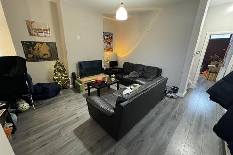 6 bedroom terraced house to rent, Newport Mount, Burley, Leeds, LS6 3DB