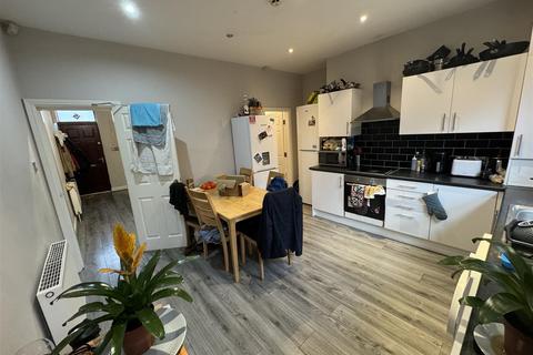 6 bedroom terraced house to rent, Newport Mount, Burley, Leeds, LS6 3DB