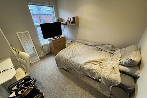 6 bedroom terraced house to rent, Newport Mount, Burley, Leeds, LS6 3DB