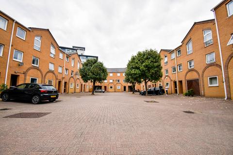 5 bedroom terraced house to rent, Cyclops Mews, London E14