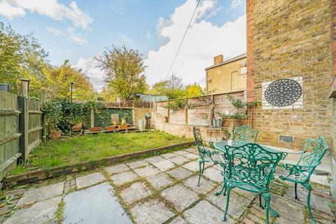 4 bedroom flat for sale, Harborough Road, London SW16