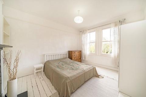 4 bedroom flat for sale, Harborough Road, London SW16