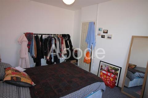 2 bedroom house to rent, Autumn Grove, Hyde Park, Leeds