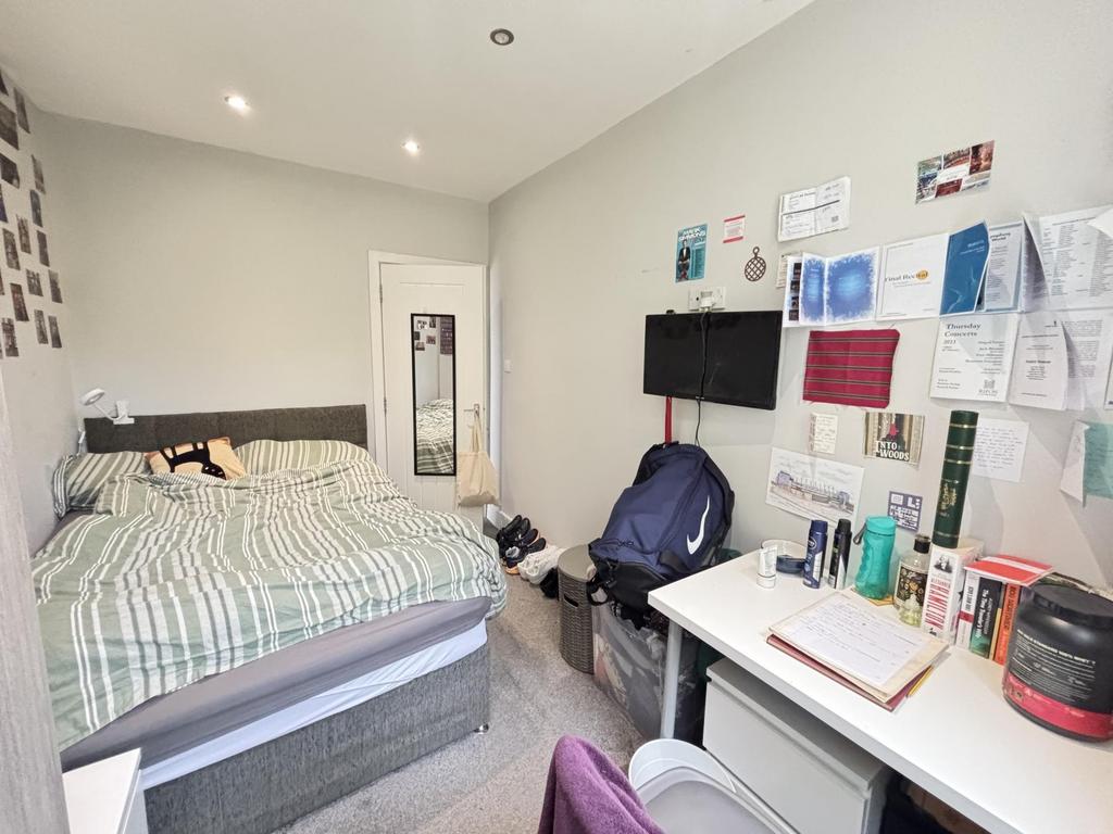 A cozy bedroom featuring a double bed and a pra...