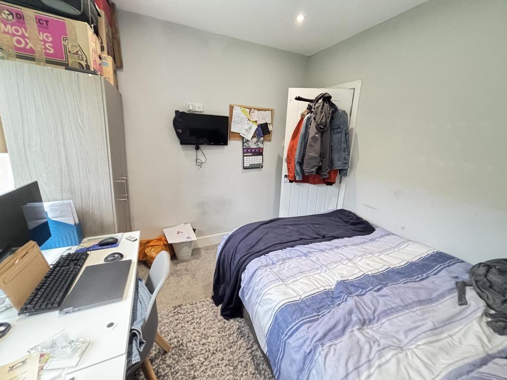 A cozy bedroom featuring a double bed, personal...