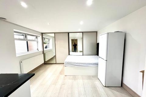 undefined, Hamilton Road, Hayes UB3