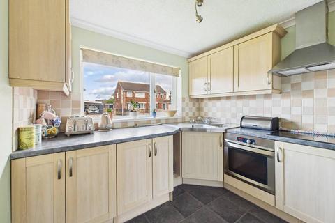 2 bedroom semi-detached bungalow for sale, Lincoln Green, Hull, HU4 7SY