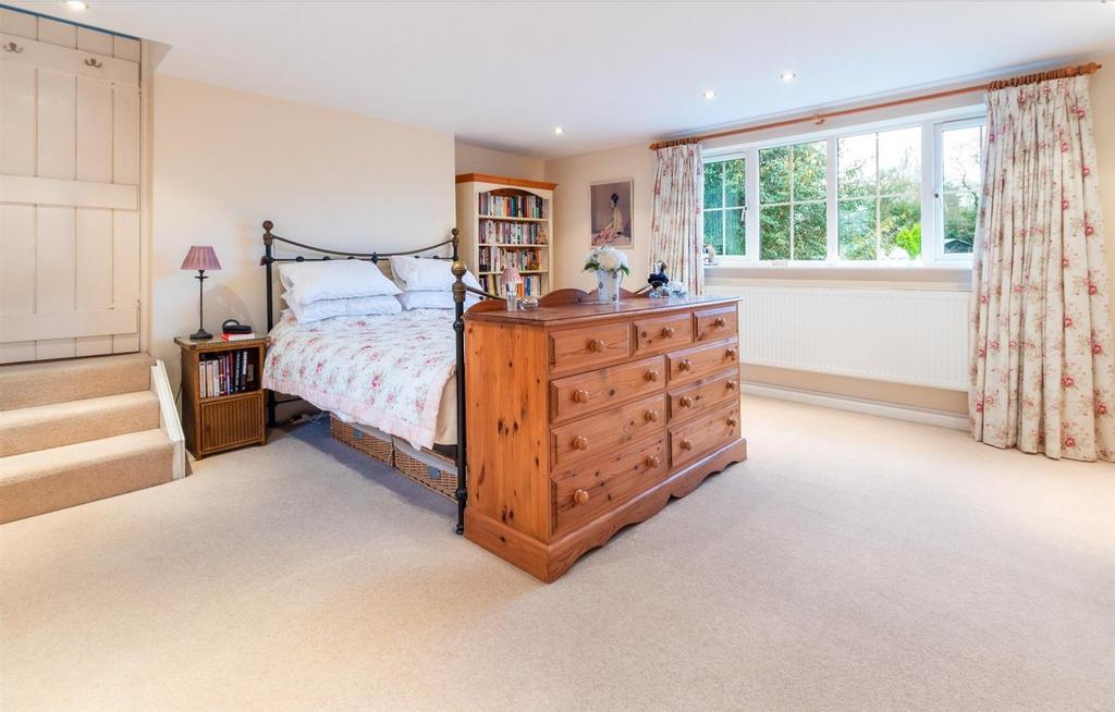 Bedroom One - V - 9104.jpg