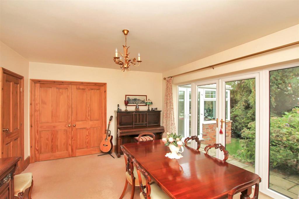 Dining Room - b.JPG