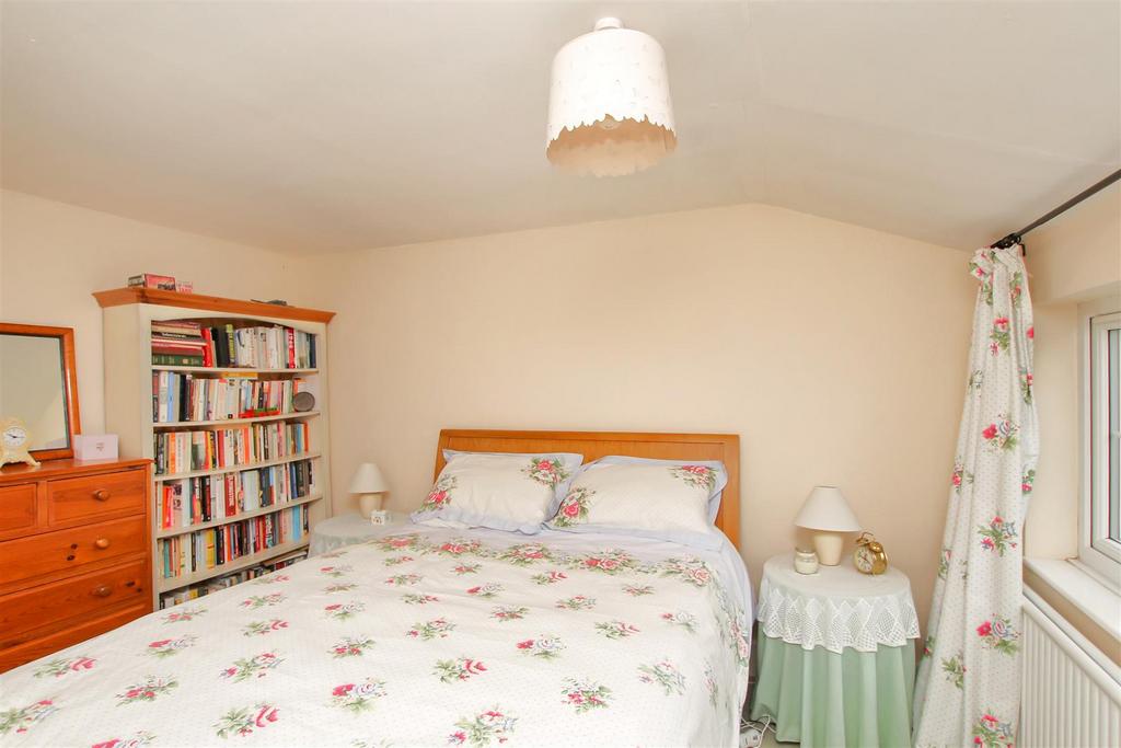Bedroom - e.JPG