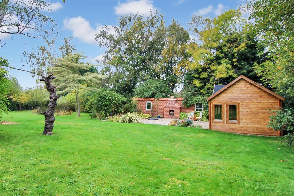Rear Garden & Cabin b.JPG
